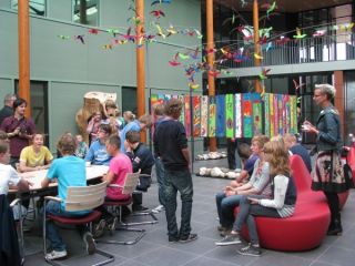 Leerlingen en toeschouwers bij tentoonstelling in school